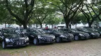 Deretan mobil mewah untuk Raja Salman ada di Parkir Timur Senayan, Jakarta, seperti  Mercedes-Benz E 200, S-Class, dan Toyota Alphard‎. (Herdi/Liputan6.com)