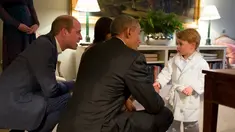 Pangeran George, putra Pangeran Williams (kiri) dan Kate Middleton, bersalaman dengan Presiden AS, Barack Obama ketika melakukan jamuan makan malam di Kensington Palace, London, Jumat (22/4). (Kensington Palace/Pete Souza via Reuters)