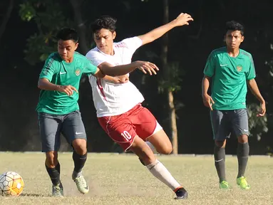 Pemain Timnas Indonesia U-16 saat melakukan uji tanding dengan tim pelajar Asian School U-18 di Lapangan Atang Sutresna, Jakarta, Jumat (25/8). Ini persiapan jelang kualifikasi Piala Asia U-16, September mendatang. (Liputan6.com/Helmi Fithriansyah)