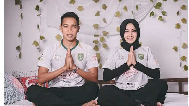 6 Momen Mesra Gelandang Persebaya Misbakus Solikin Bareng istri