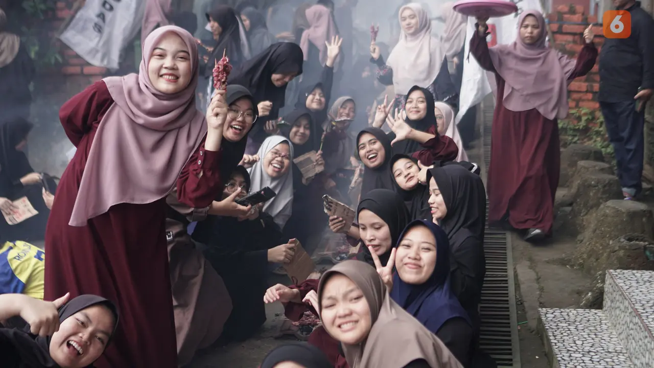 Ribuan santri saat bakar sate daging kurban dibuat berjajar sepanjang 100 meter di Ponpes Dzikir Al Fath Kota Sukabumi (Liputan6.com/Fira Syahrin).