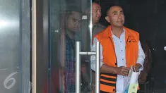 Bupati nonaktif Buton, Sulawesi Tenggara, Samsu Umar Samiun usai kembali menjalani pemeriksaan di KPK, Jakarta, Selasa (16/5). Mendekati masa persidangan, KPK mengintensifkan pemeriksaan terhadap Samsu Umar Samiun. (Liputan6.com/Helmi Afandi)