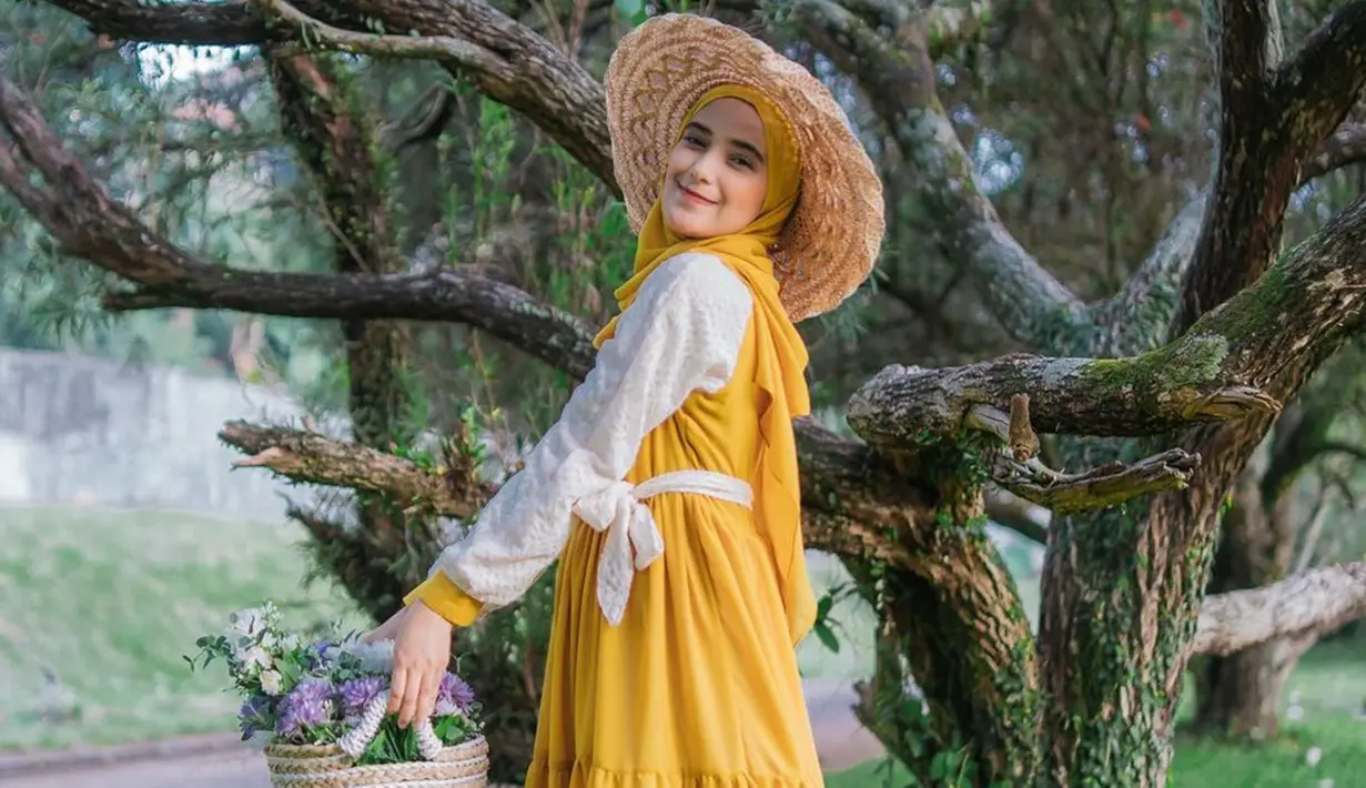Bukan hanya itu, penampilan wanita berdarah Sunda ini juga terlihat makin stylish. Tak heran jika ia melakoni beberapa pemotretan. Seperti kali ini pemotretan dengan tema kebun, Nadya terlihat cantik dan memesona.  (Liputan6.com/IG/@nadyamustikarahayu)