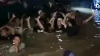 Viral Momen Puluhan Pemuda Sholawat di Tengah Banjir Bekasi