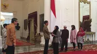 Presiden Joko Widodo atau Jokowi bertemu dengan Siti Aisyah di Istana Merdeka, Jakarta, Selasa (12/3/2019). (Liputan6.com/Lizsa Egeham)