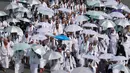 Jemaah haji tiba di Mina saat melakukan ibadah haji tahunan, di dekat kota suci Mekkah, Arab Saudi, Jumat 14 Juni 2024. (AP Photo/Rafiq Maqbool)