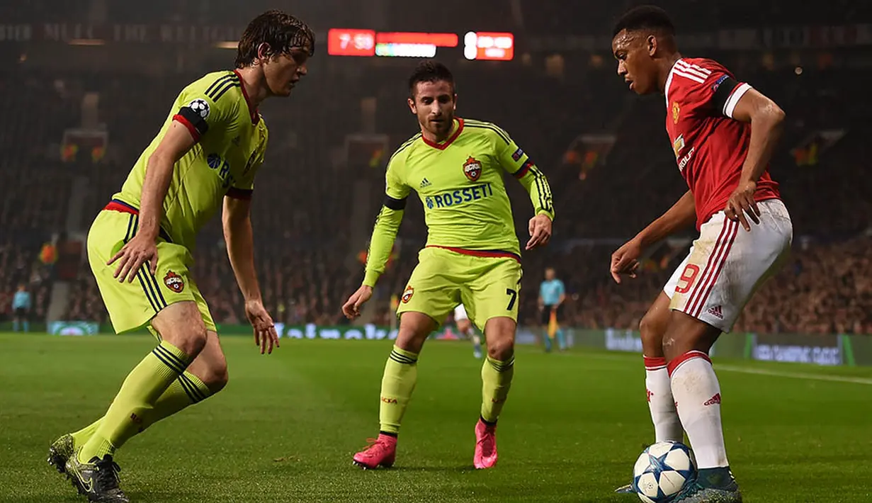 Pembelian Martial dianggap sebagai aksi panik dari Manchester United yang tak kunjung mendapatkan striker. (AFP/Paul Ellis)