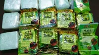 Narkoba jenis sabu dari Malaysia yang dibungkus teh China. (Liputan6.com/M Syukur)