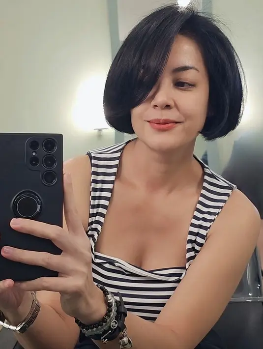 <p>Lulu memilih memotong rambut hitamnya menjadi pendek model bob di bawah kuping. [@lutob]</p>