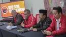 Sekjen PDIP Hasto Kristiyanto (kedua kiri) didampingi Kepala BSPN PDIP Arif Wibowo (kiri) dan Ketua Bidang Bappilu DPP PDI Perjuangan (PDIP), Bambang DH (kedua kanan) saat mengumumkan hasil pemilihan presiden 2019 dan legislatif di kantor DPP PDIP, Jakarta, Senin (22/4). (Liputan6.com/Faizal Fanani)