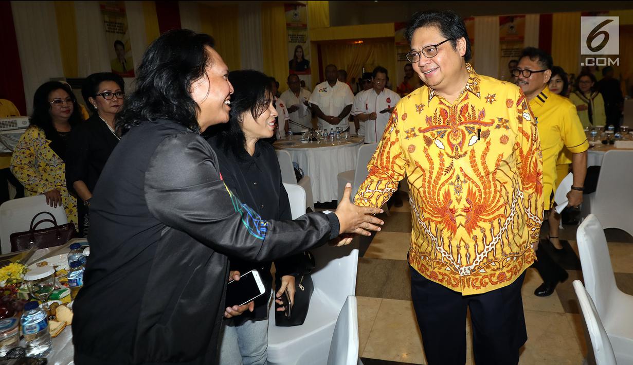 Ketua Umum Partai Golkar Airlangga Hartarto (kanan) menyalami sejumlah musisi dalam diskusi panel di Kantor DPP Partai Golkar, Jakarta, Kamis (22/2). Para musisi mengeluhkan praktik tata niaga industri yang belum berkeadilan. (Liputan6.com/JohanTallo)