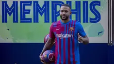 Memphis Depay telah resmi diperkenalkan sebagai pemain baru Barcelona. Pemain internasional Belanda ini mengaku sudah tidak sabar bermain dengan Lionel Messi. (Foto: AP/Joan Monfort)