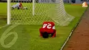 Zulham Manik Zamrun melakukan sujud syukur usai mencetak gol ke gawang Kyrgyzstan (Liputan6.com/ Helmi Fithriansyah)