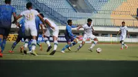Persib Bandung meraih hasil 1-1 dalam laga uji coba melawan Tira Persikabo di Stadion Gelora Bandung Lautan Api, Bandung, Sabtu (12/6/2021). (Bola.com/Muhammad Faqih)