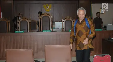 Terdakwa suap perizinan dan pengadaan proyek di lingkungan Ditjen Hubla TA 2016-2017 Antonius Tonny Budiono usai sidang di Pengadilan Tipikor, Jakarta, Kamis (17/5). Ia divonis lima tahun penjara, denda 300 juta rupiah. (Liputan6.com/Helmi Fithriansyah)