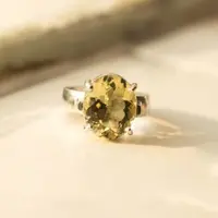 Cincin BErlian Emas Kuning (Photo by Tania C on Unsplash)