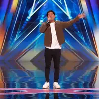 Penyanyi Cakra Khan mengikuti audisi America's  Got Talent 2023. Penyanyi kelahiran Pangandaran 31 tahun silam itu tampil spektakuler. Berhasil  membuat semua penonton dan juri. Sebelumnya, penampilannya sempat distop oleh Simon Cowell. [Youtube/America's Got Talent]