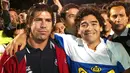 (1/3/2006) - Diego Maradona (kanan) berfoto dengan pemain Timnas Cile, Marcelo Salas, saat tiba di Santiago, Cile untuk melakukan pertandingan persahabatan melawan klub Universidad Catolica. (AFP/Claudio Pozo)