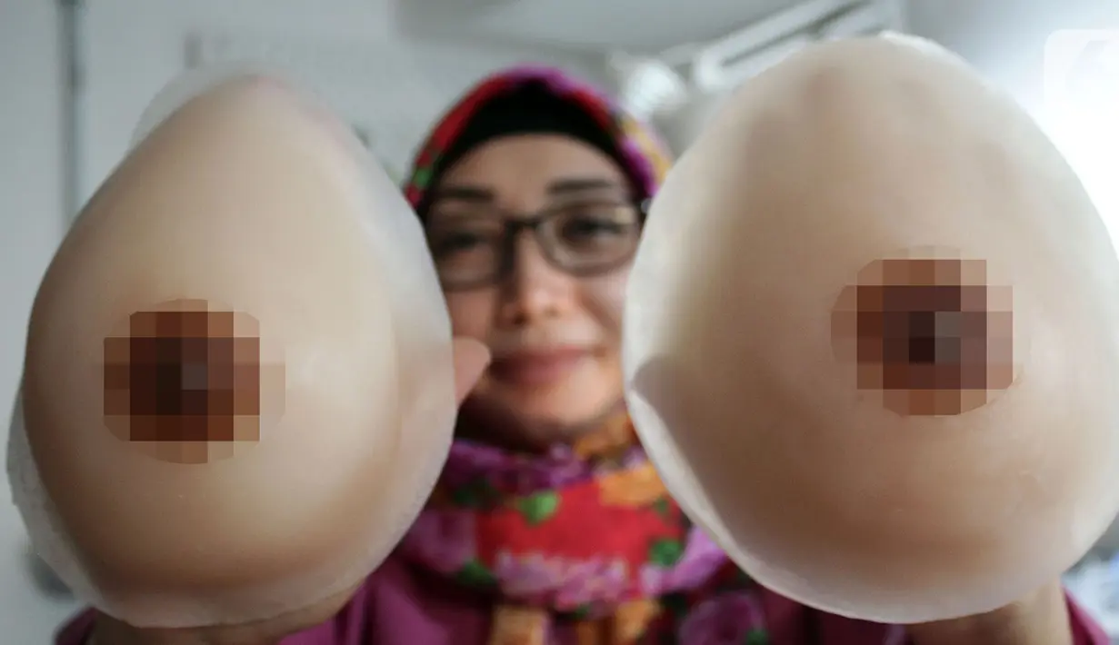 Desy Pujiarsi menunjukkan payudara prostetik di Jalan Kalimantan, Villa Bintaro, Jombang, Ciputat, Tangerang Selatan, Banten, Sabtu (26/10/2019). Payudara prostetik terbuat dari bahan silikon yang tidak berbahaya untuk kulit dan mudah dilepas. (merdeka.com/Arie Basuki)