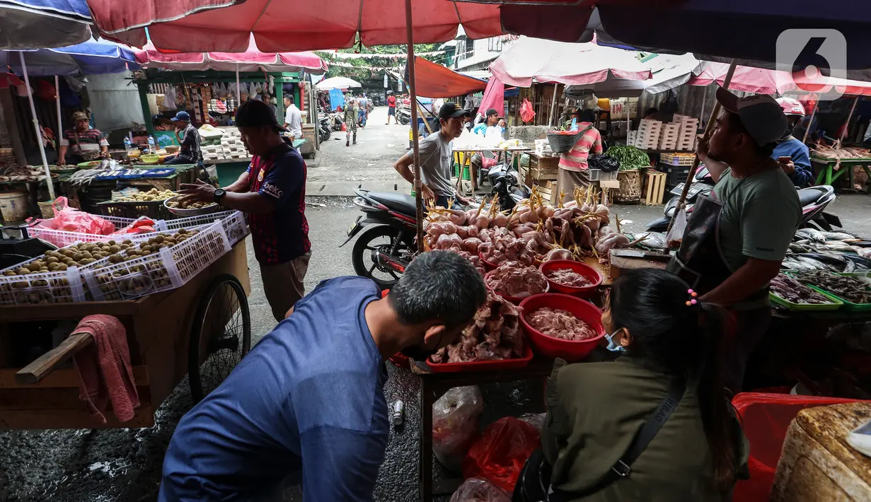Aktivitas jual beli di Pasar Tradisional Kebayoran, Jakarta Selatan, Senin, (5/9/2022). Pembeli mengeluhkan harga-harga bahan pangan yang mulai naik hari ini, atau 2 hari setelah Presiden Joko Widodo (Jokowi) mengumumkan kenaikan harga bahan bakar minyak (BBM) jenis pertalite, solar, dan pertamax. (Liputan6.com/Johan Tallo)