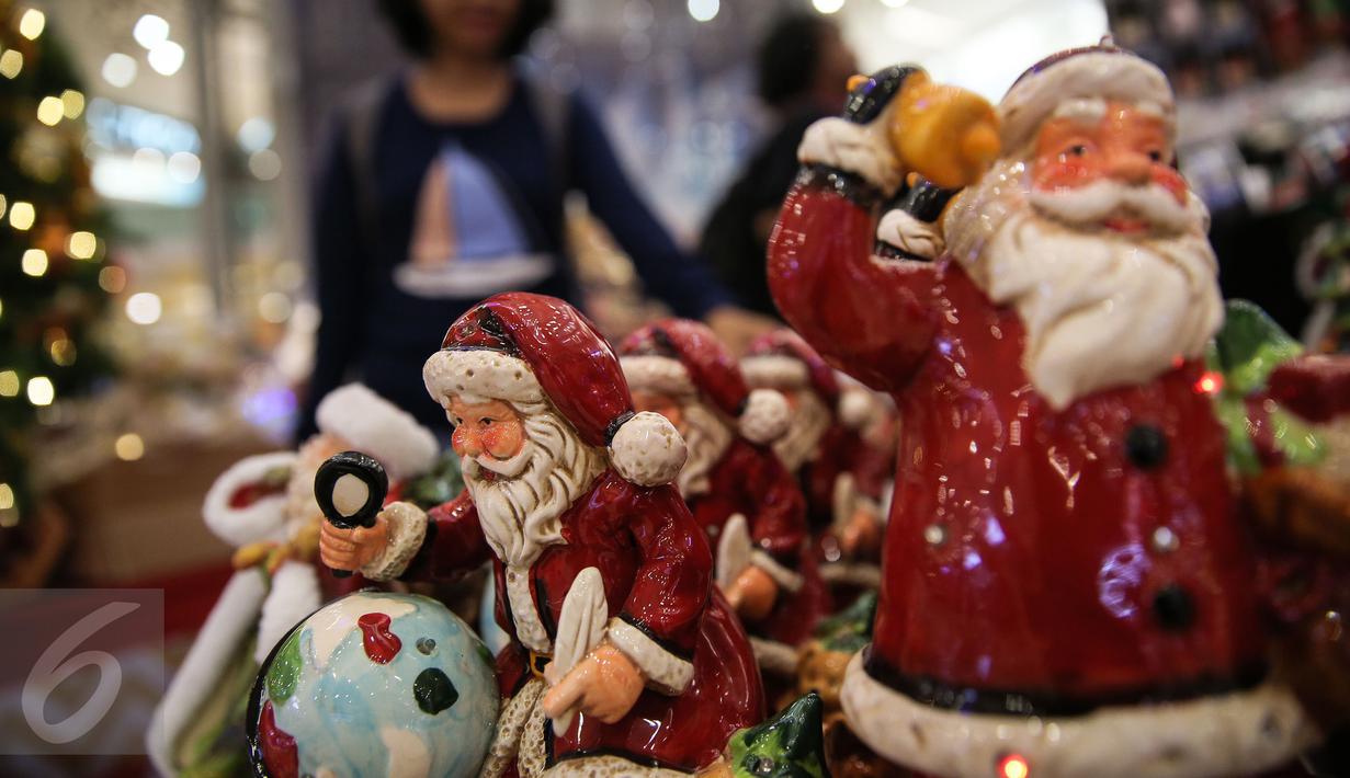 Sejumlah boneka Sinterklas tampak terpajang di salah satu stand Mall Gandaria City, Jakarta, Rabu (9/12/2015). Jelang perayaan hari raya umat Kristen, berbagai pernak-pernik dan hiasan rumah bertema Natal kini mulai marak. (Liputan6.com/Faizal Fanani)