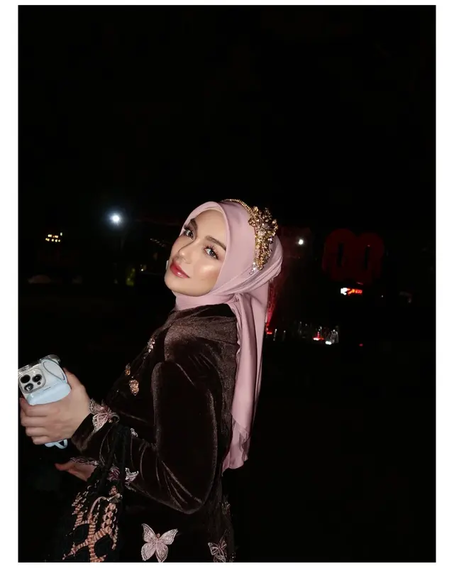 Tampil berhijab dan pakai kebaya di HUT RI ke-80, 6 potret Celine Evangelista yang anggun dan manis