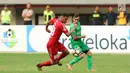 Bek Semen Padang Cassio Fransisco (kiri) berebut bola dengan gelandang Bhayangkara FC, Paulo Sergio Moreira di lanjutan Liga 1 Indonesia di Stadion Patriot Candrabhaga, Bekasi, Sabtu (20/5). Bhayangkara FC unggul 1-0. (Liputan6.com/Helmi Fithriansyah)