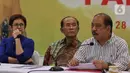 Ketua Penyelenggara Munas Partai Golkar Melchias Markus Mekeng (kanan) bersama jajaran panitia memberi keterangan saat konferensi pers di Kantor DPP Golkar, Jakarta, Jumat (29/11/2019). Semua ketua umum partai politik akan diundang. (Liputan6.com/Johan Tallo)