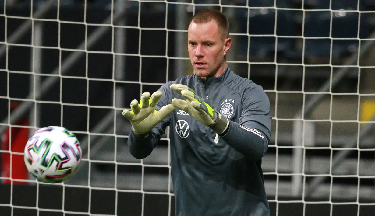 Kiper Jerman Marc-Andre ten Stegen menangkap bola selama mengikuti sesi latihan tim di Frankfurt am Main, Jerman barat (18/11/2019). Jerman akan bertanding melawan Irlandia Utara pada Grup C Kualifikasi Piala Eropa 2020 di Commerzbank-Arena. (AFP Photo/Daniel Roland)