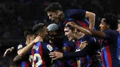 Pemain Barcelona Andreas Christensen (tengah kanan) merayakan dengan rekan setimnya setelah mencetak gol ke gawang Real Betis pada pertandingan sepak bola La Liga Spanyol di Stadion Camp Nou, Barcelona, Spanyol, Sabtu (29/4/2023). (AP Photo/Joan Monfort)