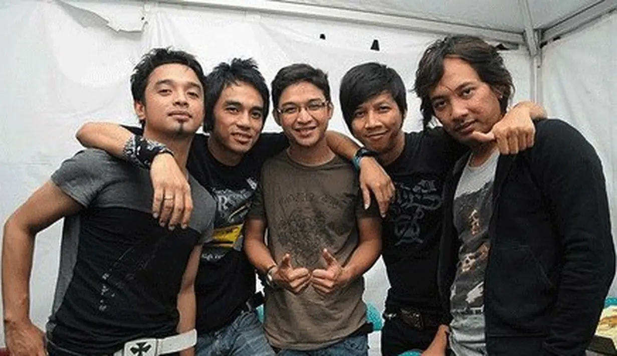 Sebelum di Ungu, ia sempat dikenal sebagai personel band Funky Kopral bersama Iman J-Rocks. [Pinterest]