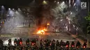 Polisi menembakan petasan dan gas air mata ke kerumunan massa di kawasan Pejompongan, Jakarta, Senin (30/9/2019). Demonstrasi menolak UU KPK hasil revisi dan RUU KUHP di depan Gedung DPR/MPR berakhir ricuh. (Liputan6.com/JohanTallo)