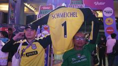 Fans mengangkat jersey kiper legendaris Manchester United, Peter Schmeichel, saat acara Vidio Premier League Festival di Cilandak Town Square, Jakarta, Sabtu (5/8/2023). (Bola.com/Ikhwan Yanuar)