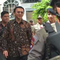 Gubernur DKI Jakarta nonaktif, Basuki Tjahaja Purnama (Ahok) berjalan meninggalkan gedung PN Jakarta Utara, Selasa (20/12). Ahok mendapat pengawalan polisi anti-teror usai menjalani sidang kedua kasus dugaan penistaan. (REUTERS/Adek BERRY/Pool)