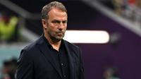 Timnas Jerman di tangan Hansi Flick bisa dibilang gagal total saat Piala Dunia 2022. Skuad berjuluk Der Panzer itu tak mampu melaju ke fase gugur setelah finis di peringkat ketiga klasemen Grup E. Flick sendiri diketahui merupakan salah satu pelatih dengan gaji tertinggi di perhelatan akbar empat tahunan ini. Ia tercatat mendapatkan upah 5 juta pound sterling atau Rp94 miliar per tahun sebagai pelatih Timnas Jerman. (AFP/Ina Fassbender)