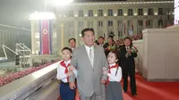 Penampilan baru pemimpin Korea Utara Kim Jong-un, lebih kurus dan disebut berwajah tirus (KCNA via AP)