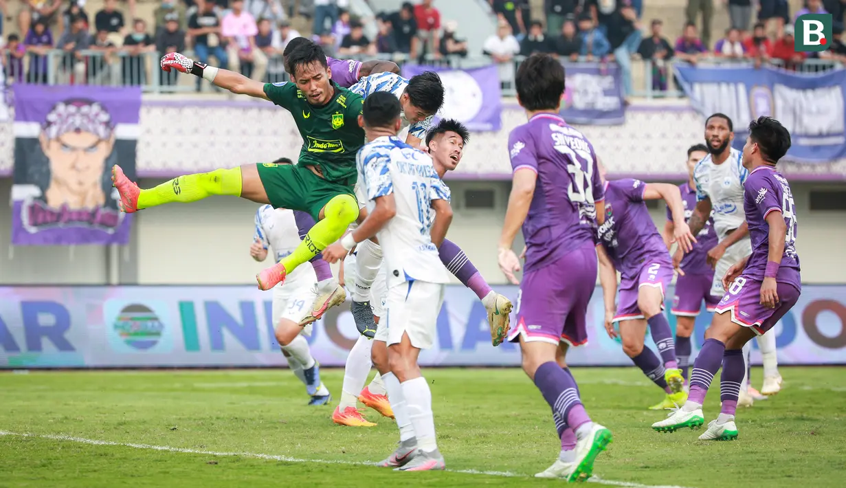 Kiper PSIS Semarang, Aldhila Ray Redondo (kiri) berusaha menghalau bola dari ancaman pemain Persita Tangerang saat laga pekan ke-10 BRI Liga 1 2022/2023 antara Persita Tangerang melawan PSIS Semarang di Stadion Indomilk Arena, Tangerang, Rabu (14/9/2022). (Bola.com/Bagaskara Lazuardi)
