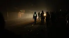 Warga Palestina yang mengungsi akibat pemboman Israel di Jalur Gaza berjalan dalam kegelapan dengan senter di kamp tenda darurat di daerah Muwasi, Minggu (31/12/2023). Israel telah mendorong warga Palestina untuk pindah ke Muwasi, dengan mengatakan bahwa mereka akan aman dari serangan pengeboman Israel. (AP Photo/Fatima Shbair)