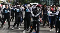 Aksi pantomim bersama saat memperingati World Mime Day 2017 di CFD, Jakarta, Minggu (19/3). Kegiatan ini diinisiasi oleh beberapa seniman dan komunitas pantomime di seluruh Indonesia. (Liputan6.com/Angga Yuniar)