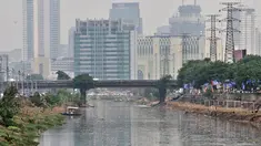 Sampah memenuhi aliran Kanal Banjir Barat, Jakarta, Senin (22/10). Sampah yang memenuhi aliran kanal pencegah banjir tersebut didominasi plastik dan limbah rumah tangga. (Merdeka.com/Iqbal Nugroho)