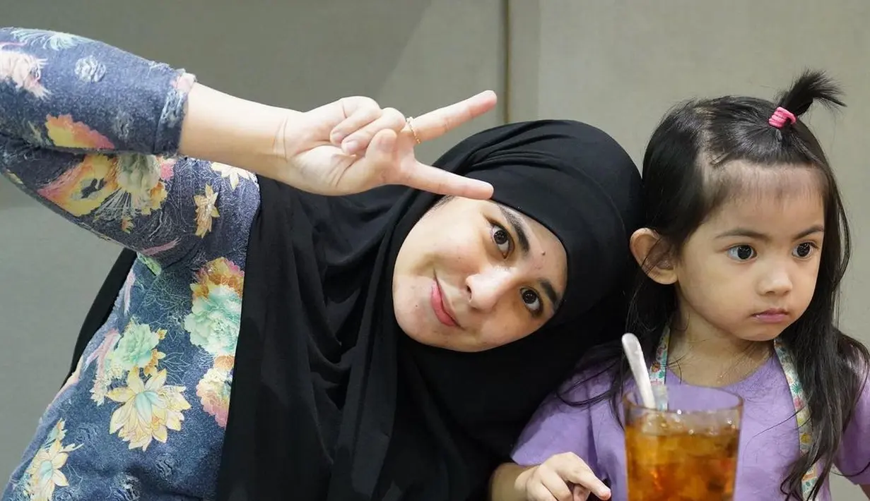 Karena tak lagi memikirkan pendamping  hidup, Risty Tagor lebih memasrahkan kepada sang pencipta. "Jadi percaya aja takdir Allah baik," pungkasnya. [Instagram/ristytagor]