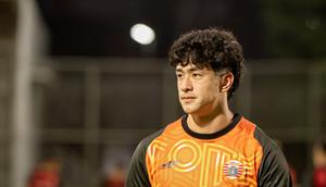 Kiper baru Persija Jakarta, Cyrus Margono saat berlatih menjelang laga lanjutan BRI Super League 2025/2026 melawan PSM Makassar di lapangan latih Jakarta International Stadium, Jakarta, Kamis (19/02/2026). (Bola.com/Nur Iman Ali)
