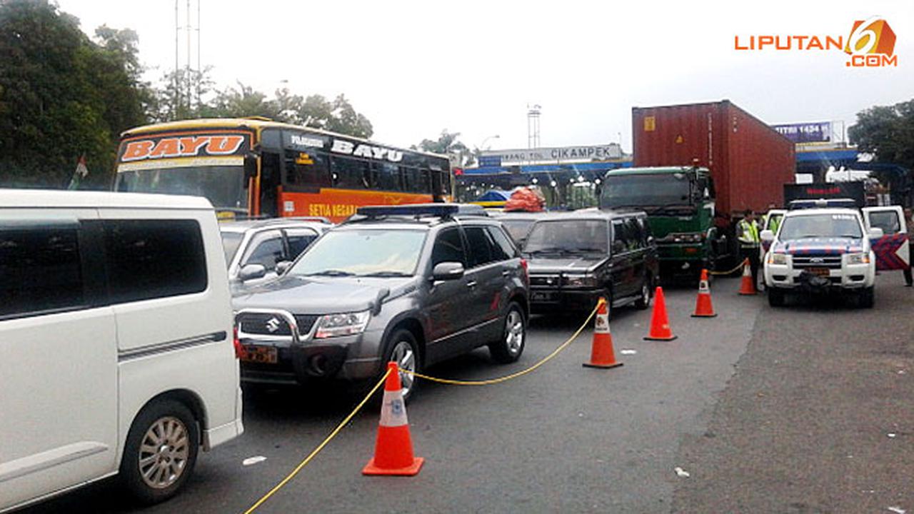 tol-cikampek-macet-131012b.jpg