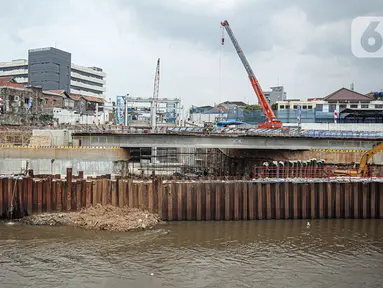 Suasana  pengerjaan proyek sodetan Ciliwung di Jakarta, Kamis (26/1/2023). Proyek sodetan Ciliwung yang sempat mangkrak enam tahun kembali dilanjutkan. (Liputan6.com/Faizal Fanani)