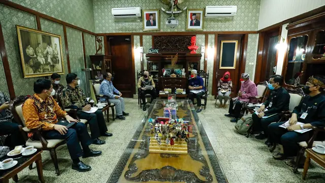 Ganjar Pranowo bersama Direktorat Transportasi Badan Perencanaan Pembangunan Nasional (BAPPENAS) dan Kemitraan Indonesia Australia untuk Infrastruktur (KIAT)