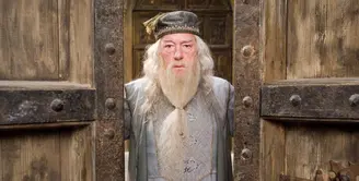 Pada tahun 2007, J.K Rowling mengungkapkan bahwa kepala sekolah Hogwarts, Dumbledore, adalah seorang gay. (Warner Bros.)