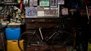 Sebuah gambar menunjukkan Raffaello Bianco, mekanik dan pecinta sepeda di bengkel mekaniknya di ruang bawah tanah apartemennya di Turin, Italia, 7 Juli 2020. Raffaello Bianco adalah montir sepeda amatir yang sedang memperbaiki sepeda di garasi kecil dekat rumahnya. (MARCO BERTORELLO/AFP)