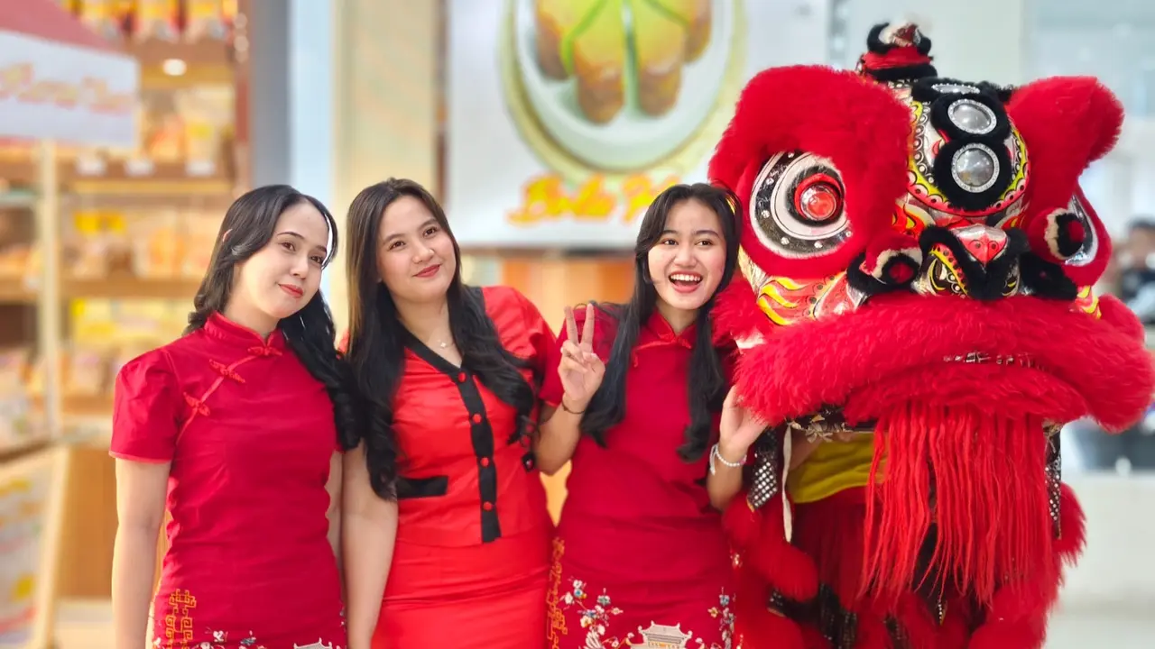 Bandara Pekanbaru menghadirkan atraksi barongsai merayakan Tahun Baru Imlek.