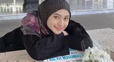 Lebaran tahun ini terasa berbeda bagi Nadzira Shafa. Empat kali Lebaran telah dilaluinya tanpa sang suami, Ameer Azzikra. Pada 5 April 2025, Nadzira membagikan momen dirinya mengunjungi makam Ameer untuk mengenang sosok yang sangat berarti dalam hidupnya. (Liputan6.com/IG/@enazirashf_)