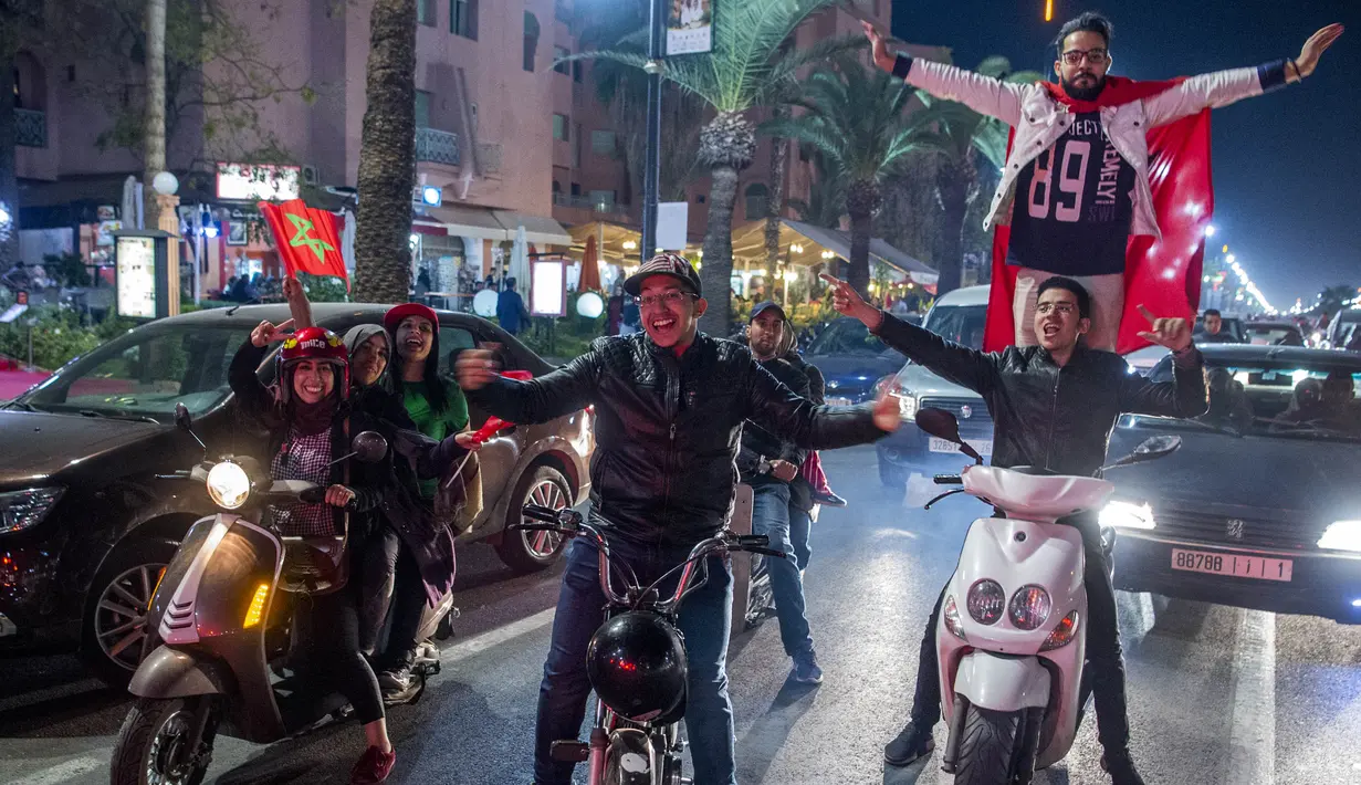 Warga Maroko konvoi merayakan keberhasilan negaranya lolos ke Piala Dunia 2018 di Rabat, Sabtu (11/11/2017). Maroko lolos setelah mengalahkan Pantai Gading 2-0 pada laga penentu. (AFP/Fadel Senna)